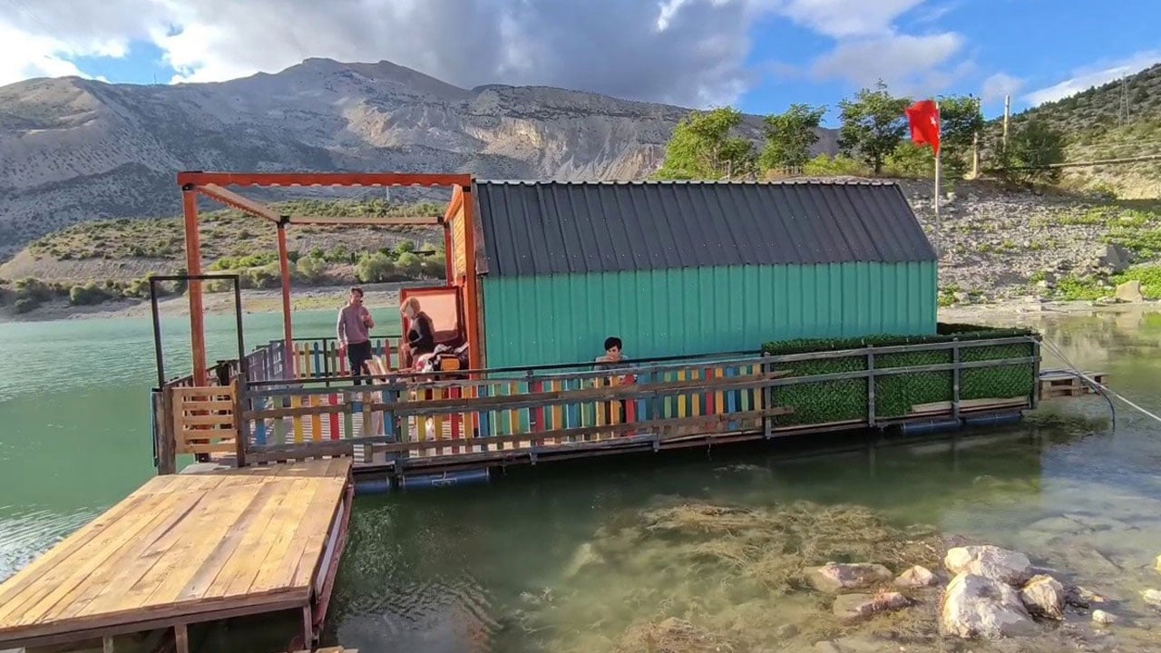 Foto - Bölgenin kaderi değişiyor! Bu ev Tortum Gölü'nde yüzüyor