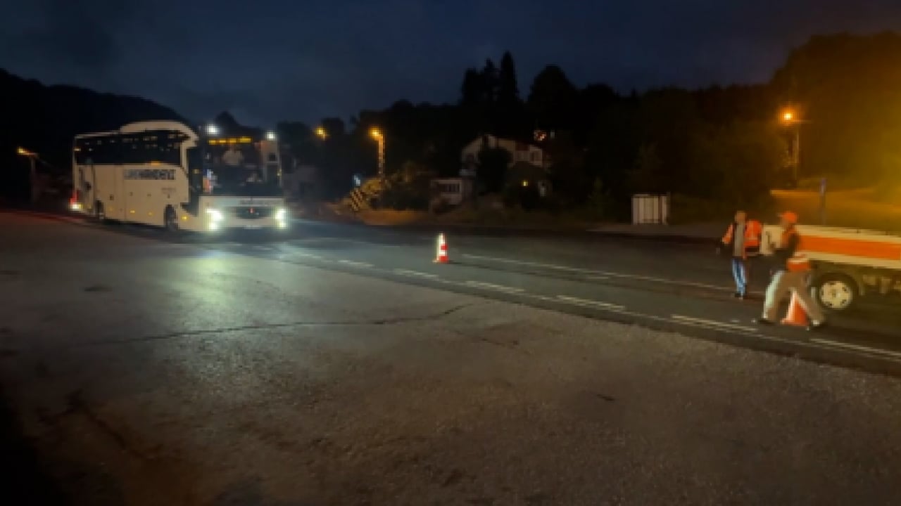 Foto - Bolu Dağı'nda kritik kaza! Askeri mühimmat yüklü tır devrildi