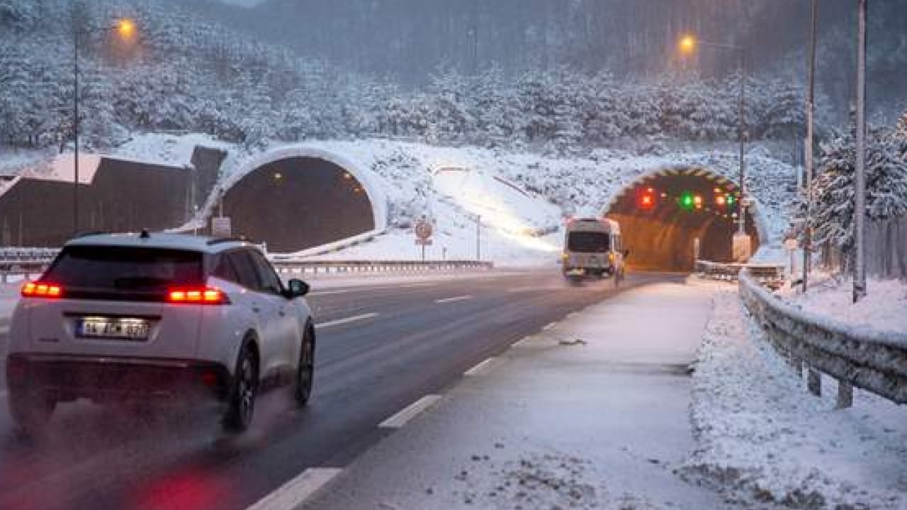 Foto - Bolu’dan İstanbul’a beyaz alarm! Kar yağışı etkisini artırıyor, hazırlıksız çıkmayın