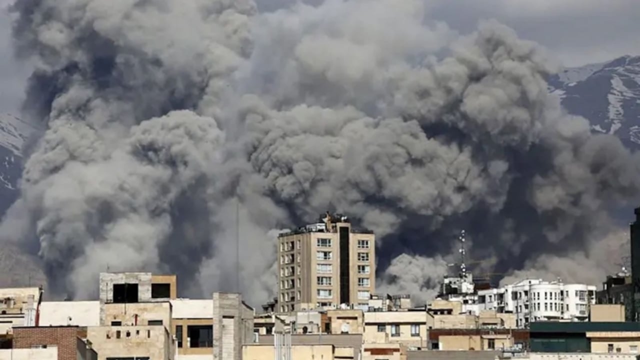 Foto - Bomba ve füzeler yağmur gibi yağınca hemen sıvıştılar! İşte ölüm kalım savaşında İran’ı satan iki ülke