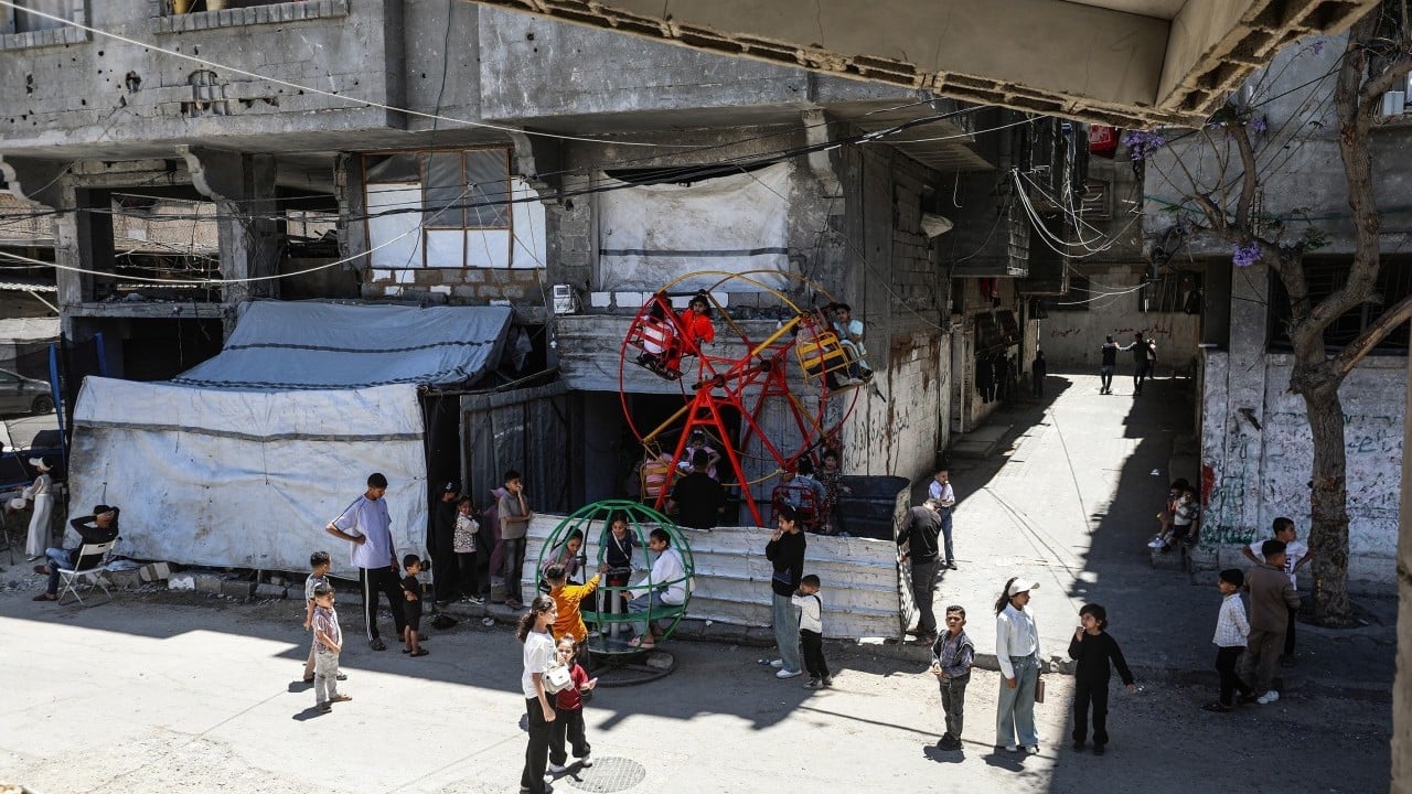 Foto - Bombalar altında neşelerini yaşatmaya çalışıyorlar… Gazze’nin evlatları bayramı böyle yaşıyor