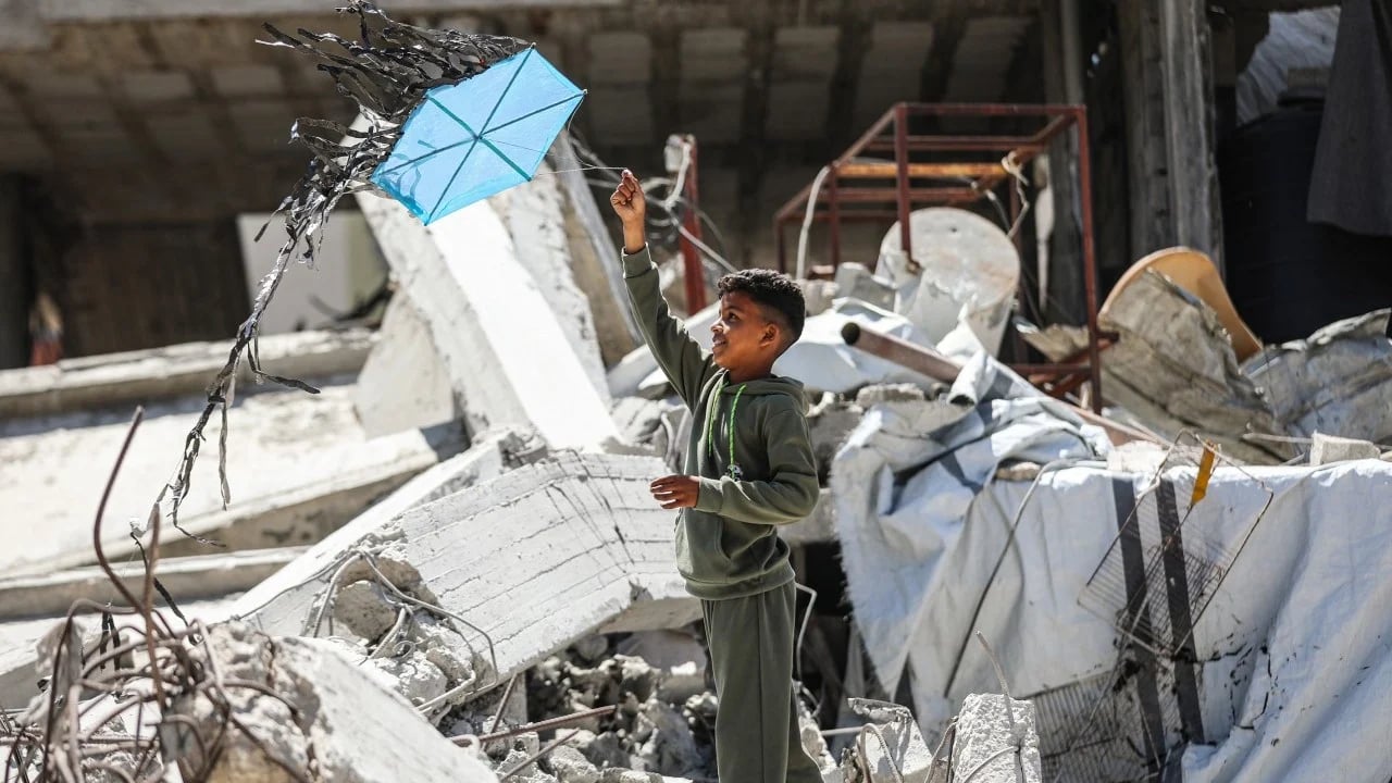 Bombalar altında neşelerini yaşatmaya çalışıyorlar… Gazze’nin evlatları bayramı böyle yaşıyor