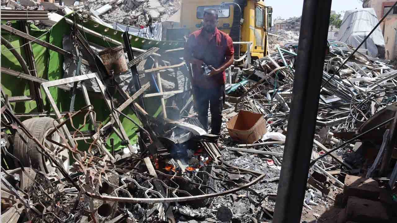 Foto - Bombalar durduramadı: Gazzeli mühendis çadırda parça üretiyor