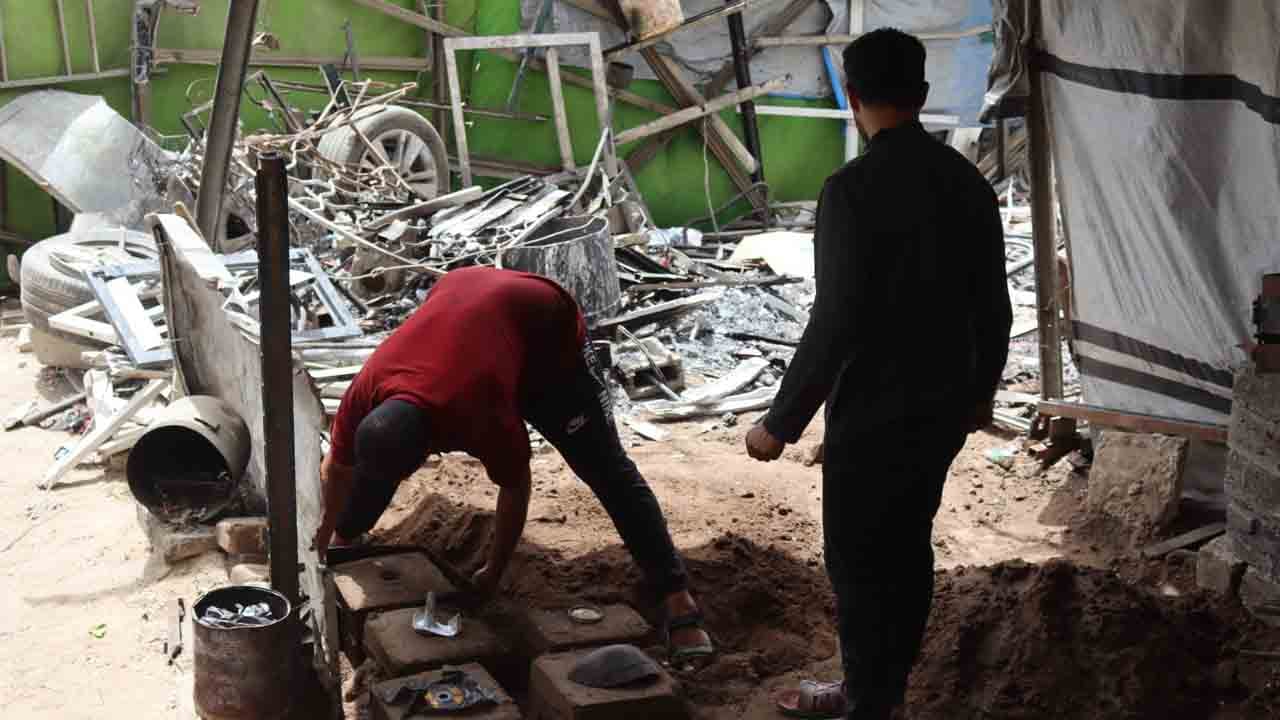 Foto - Bombalar durduramadı: Gazzeli mühendis çadırda parça üretiyor