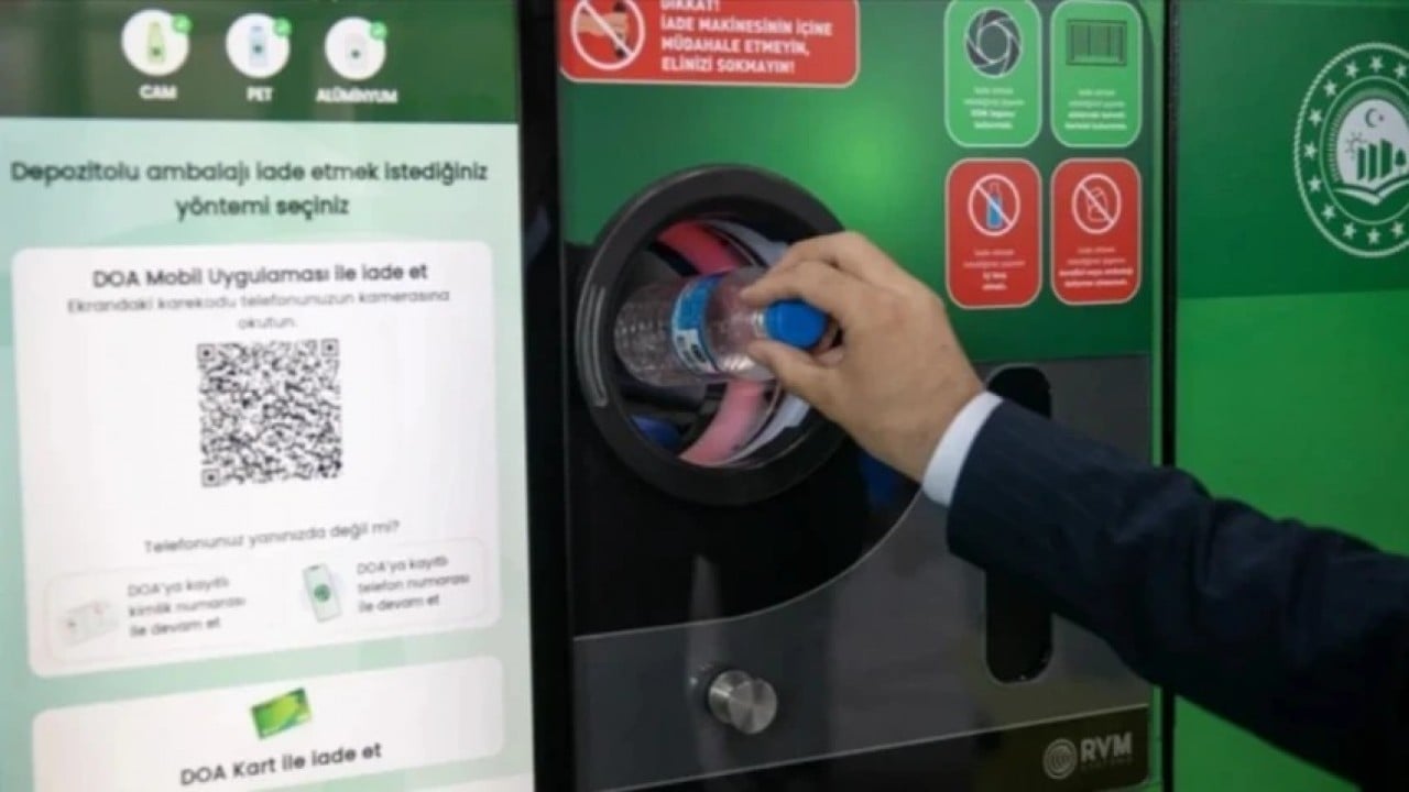 Foto - Boş şişe getirene ATM'den nakit para!