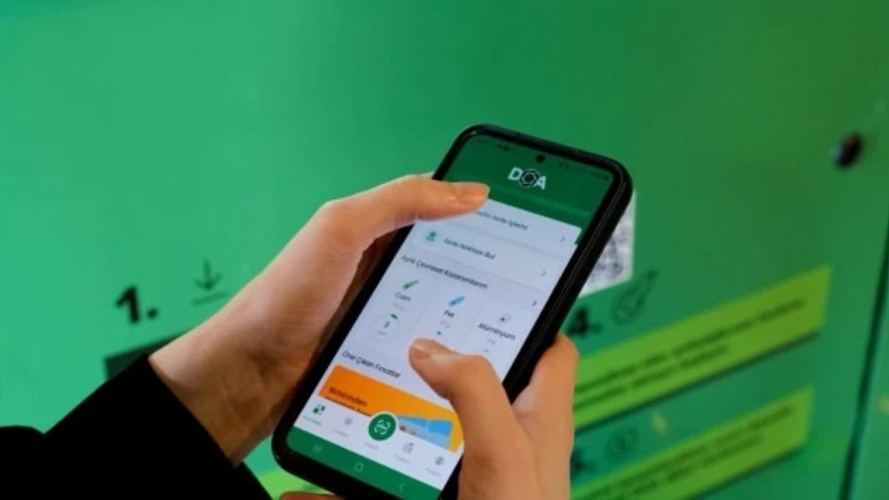 Foto - Boş şişe getirene ATM'den nakit para!