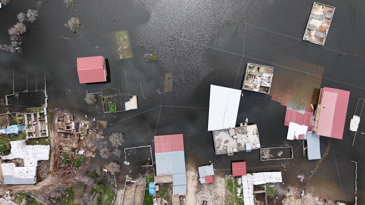 Boşaltılan evler dronla görüntülendi! Baraj kapakları açıldı, mahalle su altında kaldı