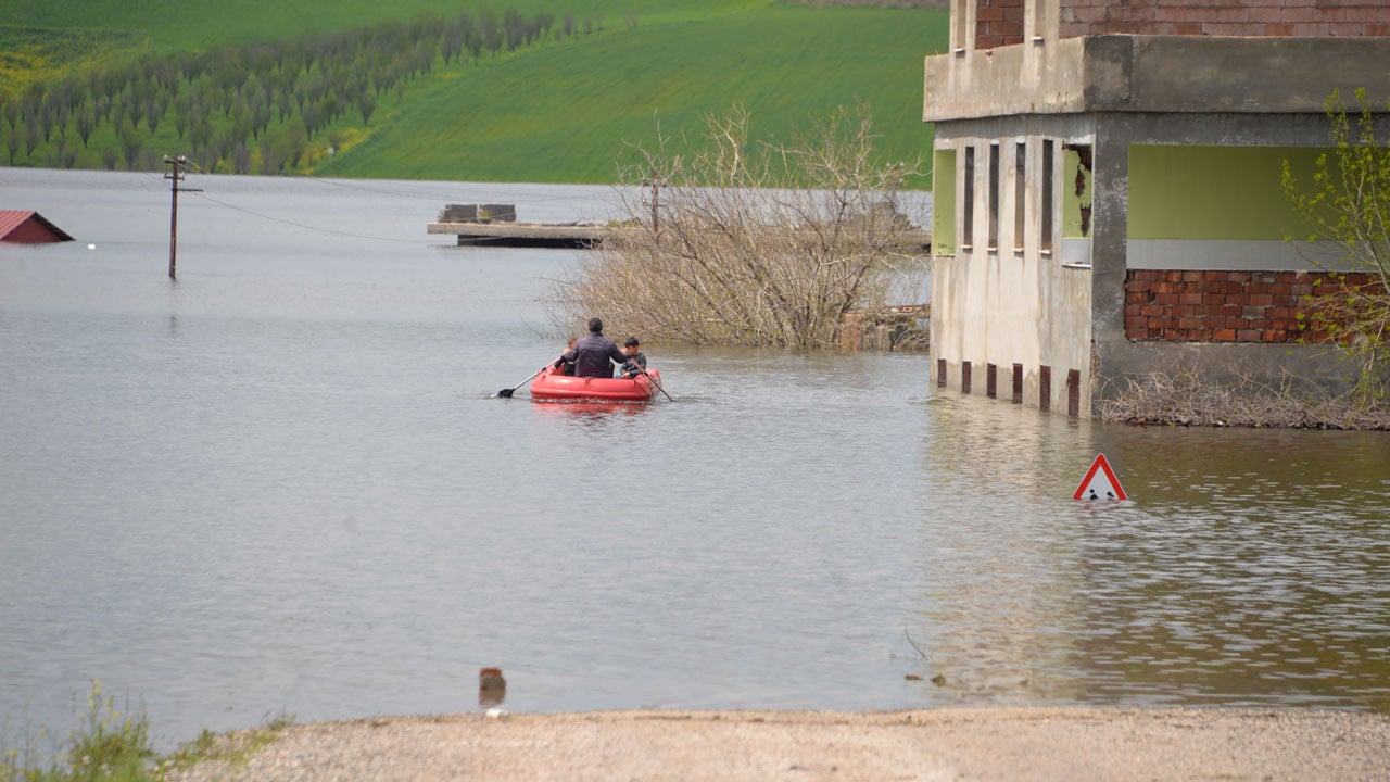 Foto - Boşaltılan evler dronla görüntülendi! Baraj kapakları açıldı, mahalle su altında kaldı