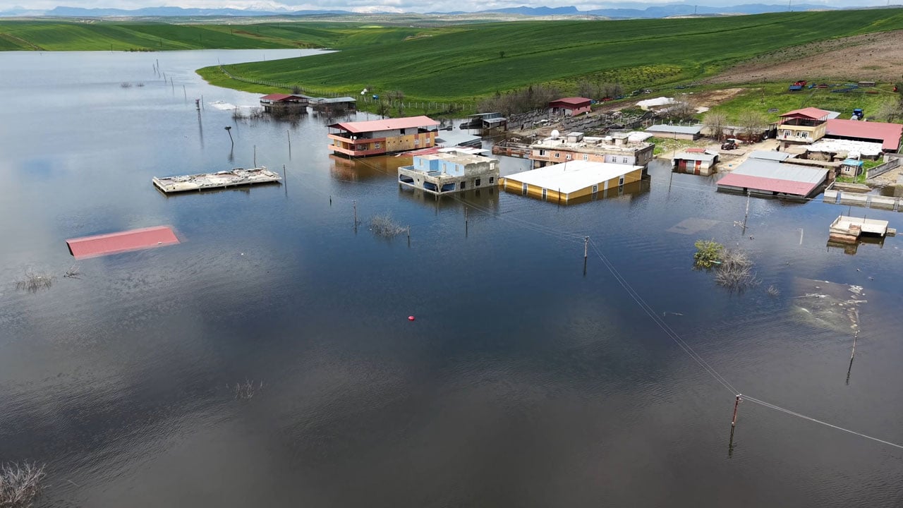 Foto - Boşaltılan evler dronla görüntülendi! Baraj kapakları açıldı, mahalle su altında kaldı