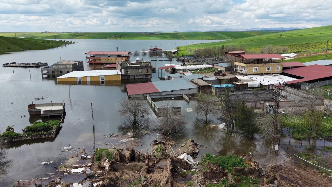 Foto - Boşaltılan evler dronla görüntülendi! Baraj kapakları açıldı, mahalle su altında kaldı