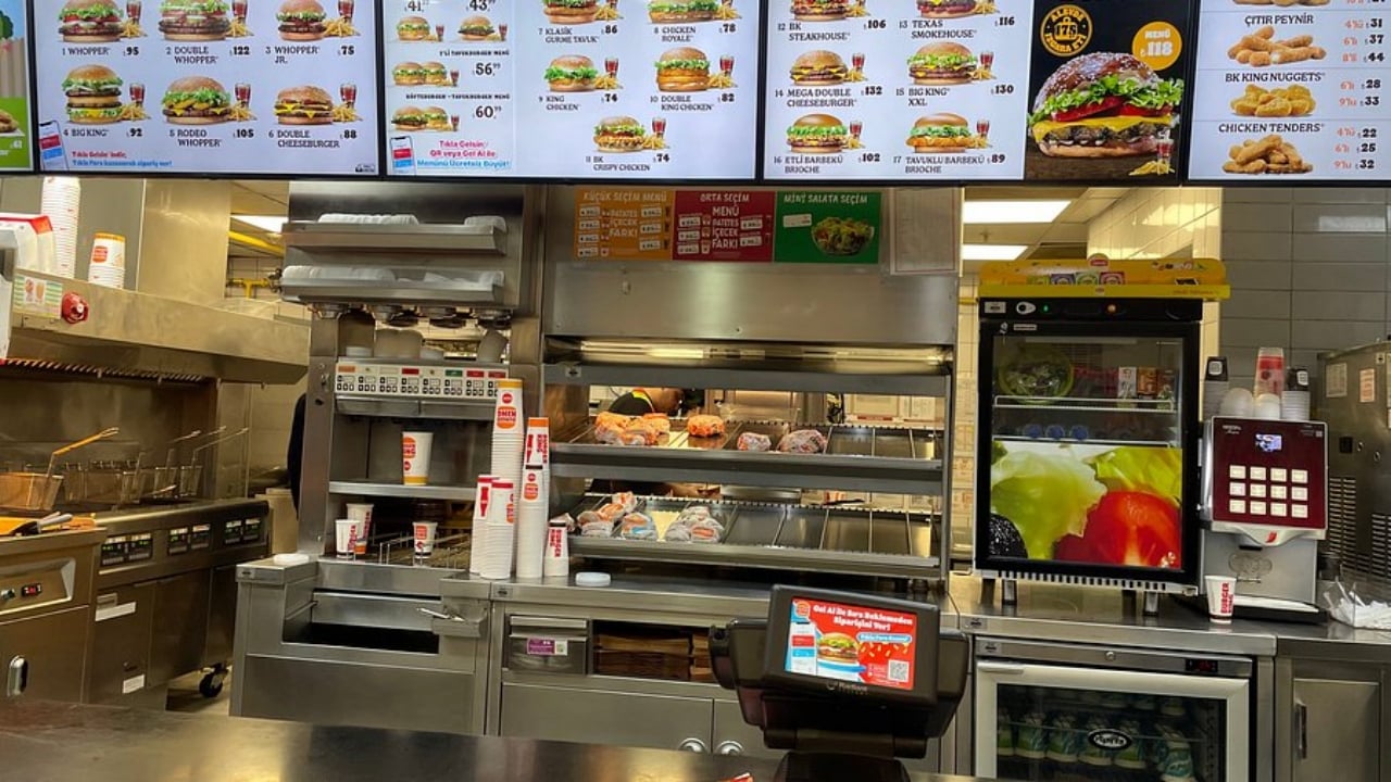 Foto - Boykot edilen Burger King’deki skandal olayda hesap vakti! Bakanlık "insanlık ayıbı" için düğmeye bastı