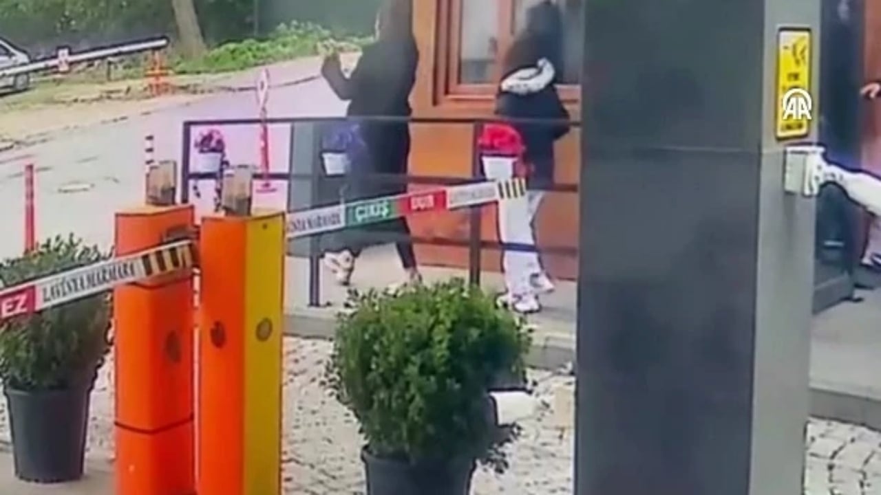 Foto - Böyle anne olmaz olsun! Rezilliğe 7 yaşındaki kızıyla birlikte imza attı