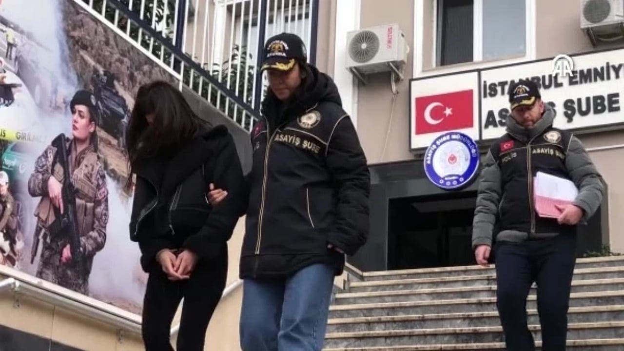 Böyle anne olmaz olsun! Rezilliğe 7 yaşındaki kızıyla birlikte imza attı