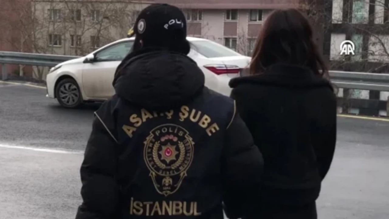 Foto - Böyle anne olmaz olsun! Rezilliğe 7 yaşındaki kızıyla birlikte imza attı