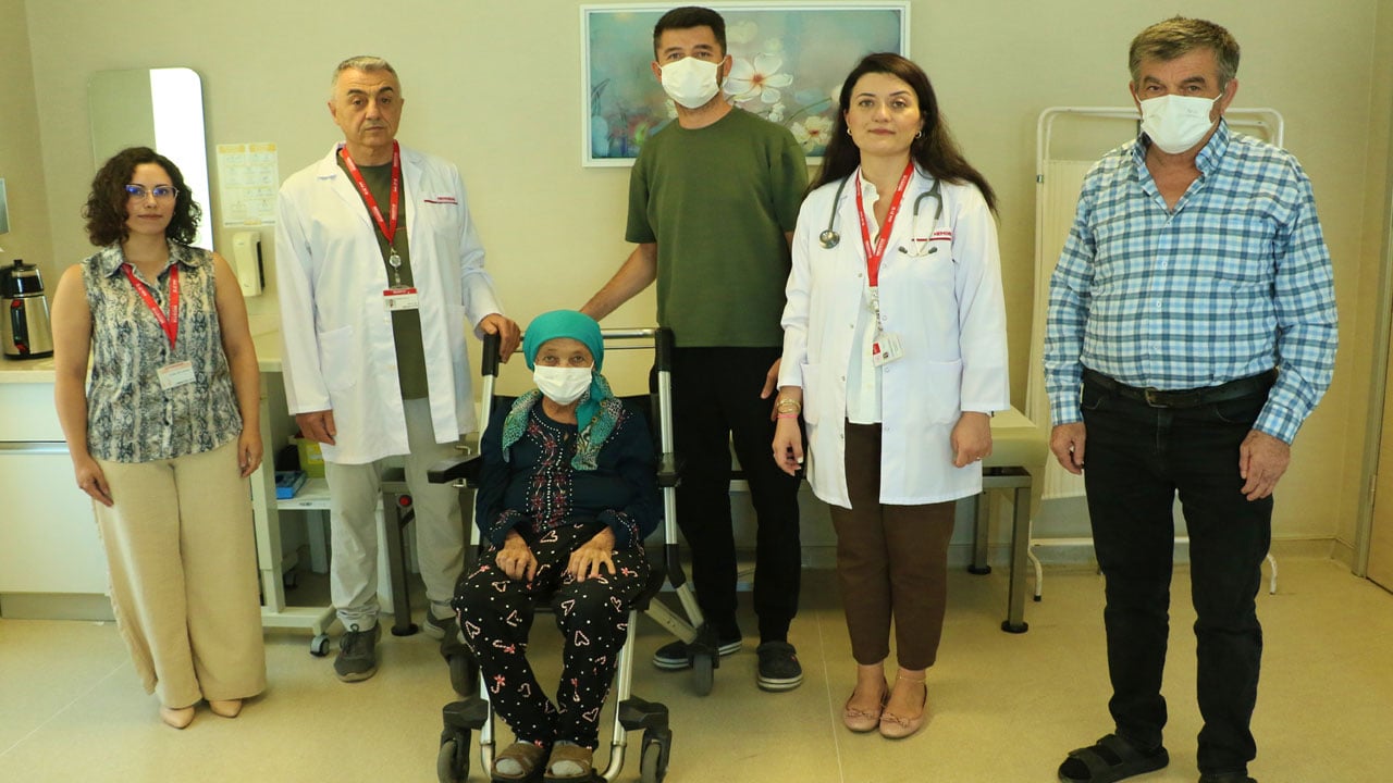 Foto - Böyle bir şeye milyonda bir rastlanır! 6 yıl önce yaptığı bağışla annesini kurtardı