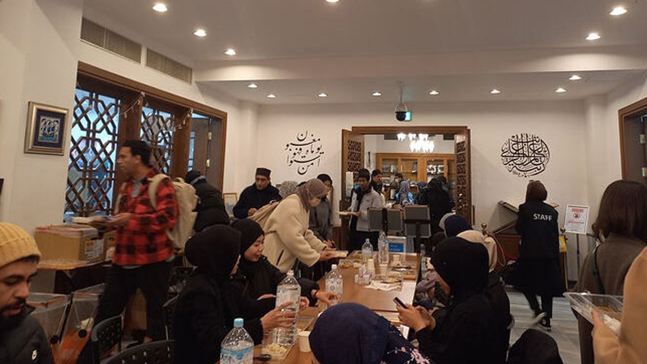 Foto - Böyle geçti Ramazan Japonya’da! Tokyo Camisi'nde 20 bin kişi iftar sofrasında ağırlandı…