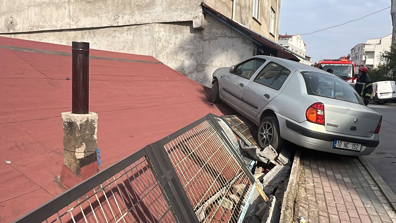 Böyle kaza görülmedi! Savrulan otomobil evin çatısına uçtu