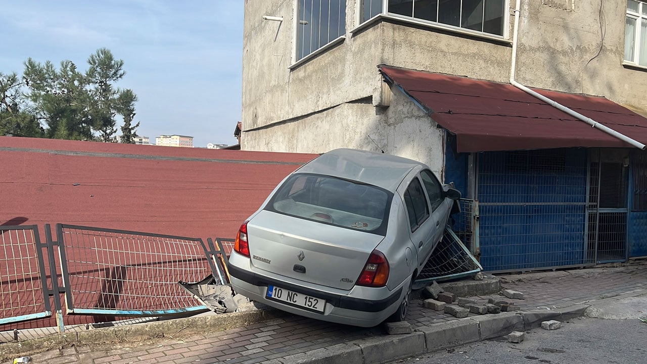 Foto - Böyle kaza görülmedi! Savrulan otomobil evin çatısına uçtu