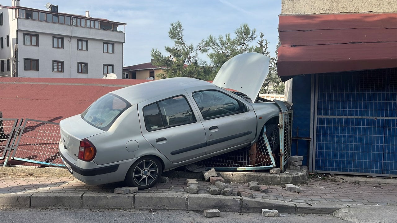 Foto - Böyle kaza görülmedi! Savrulan otomobil evin çatısına uçtu