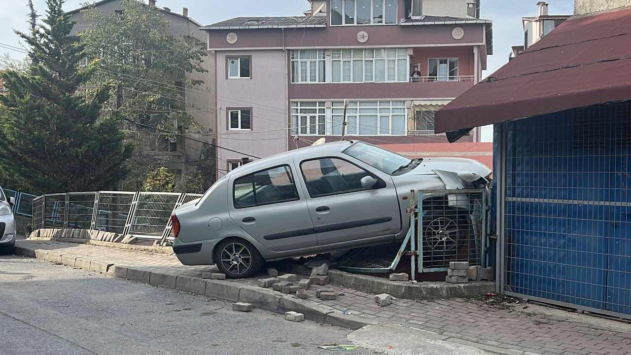 Foto - Böyle kaza görülmedi! Savrulan otomobil evin çatısına uçtu