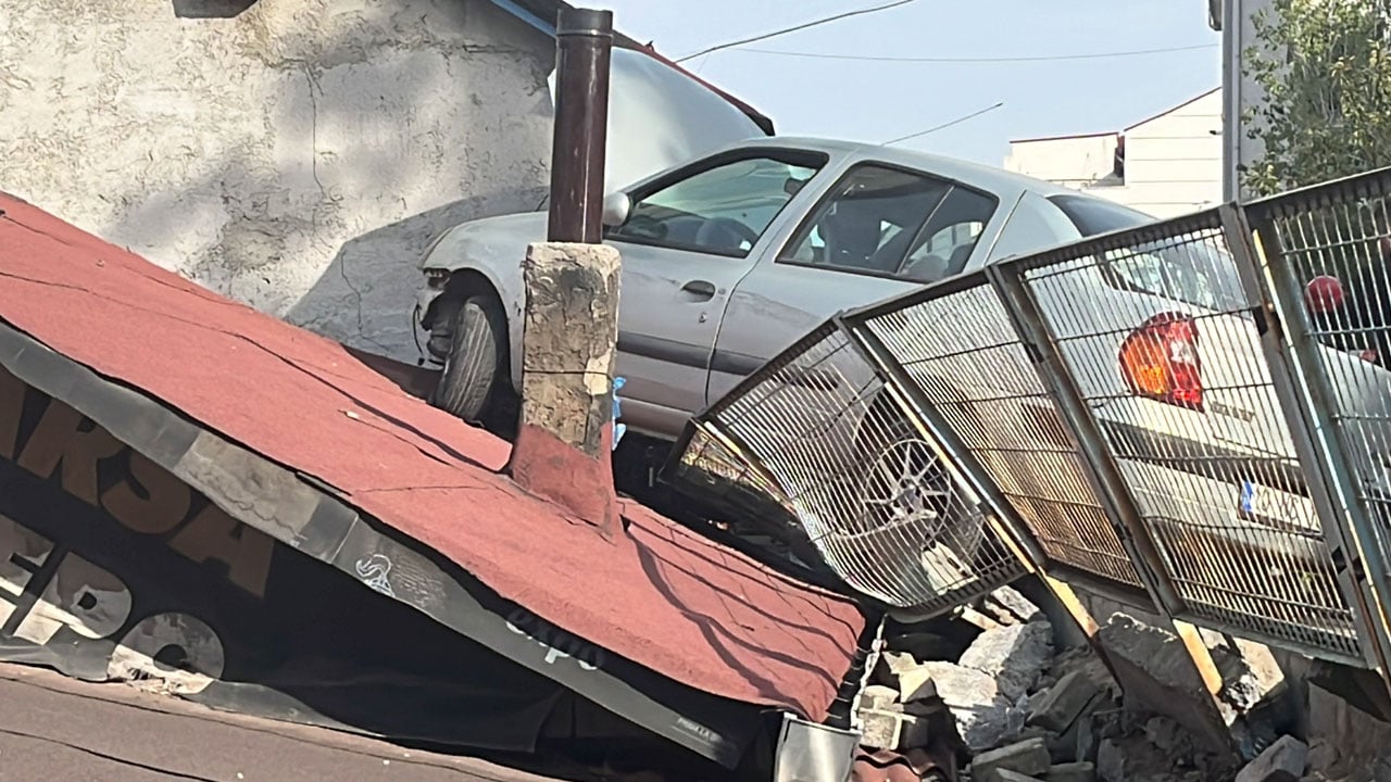 Foto - Böyle kaza görülmedi! Savrulan otomobil evin çatısına uçtu