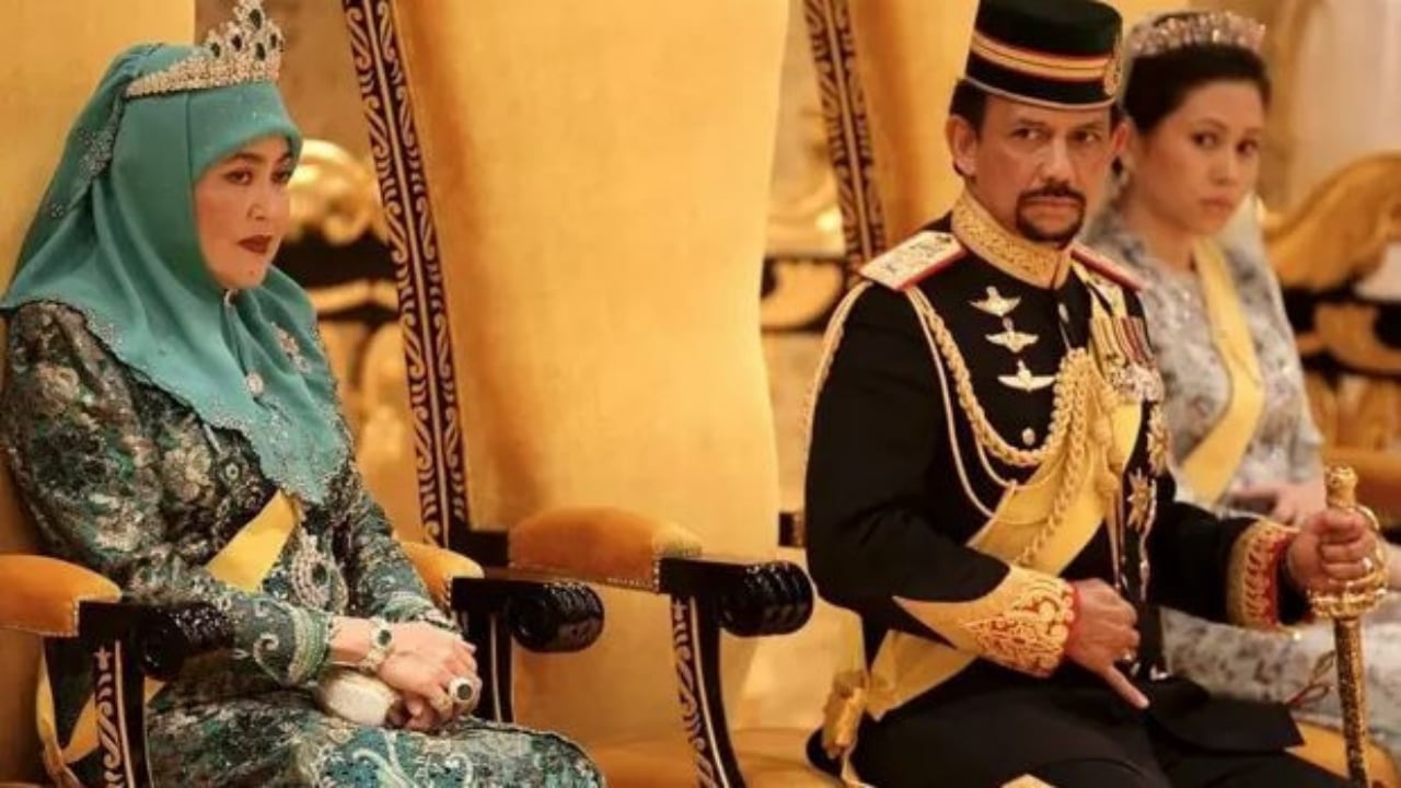Böyle şatafat görülmedi! Milyarder sultan, altın kaplama "uçan saray"ıyla şov yaptı
