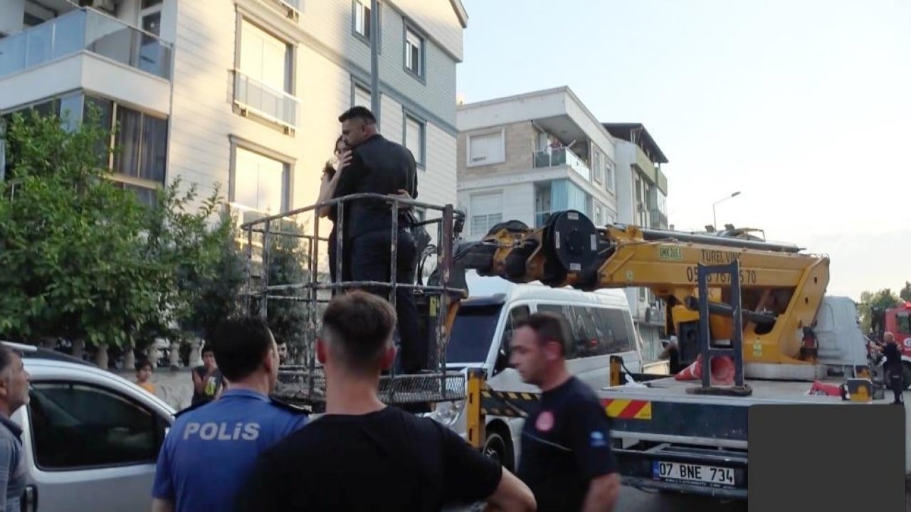 Foto - Böylesi daha önce yaşanmadı Kiraladığı vinçle karısını yangından kurtardı