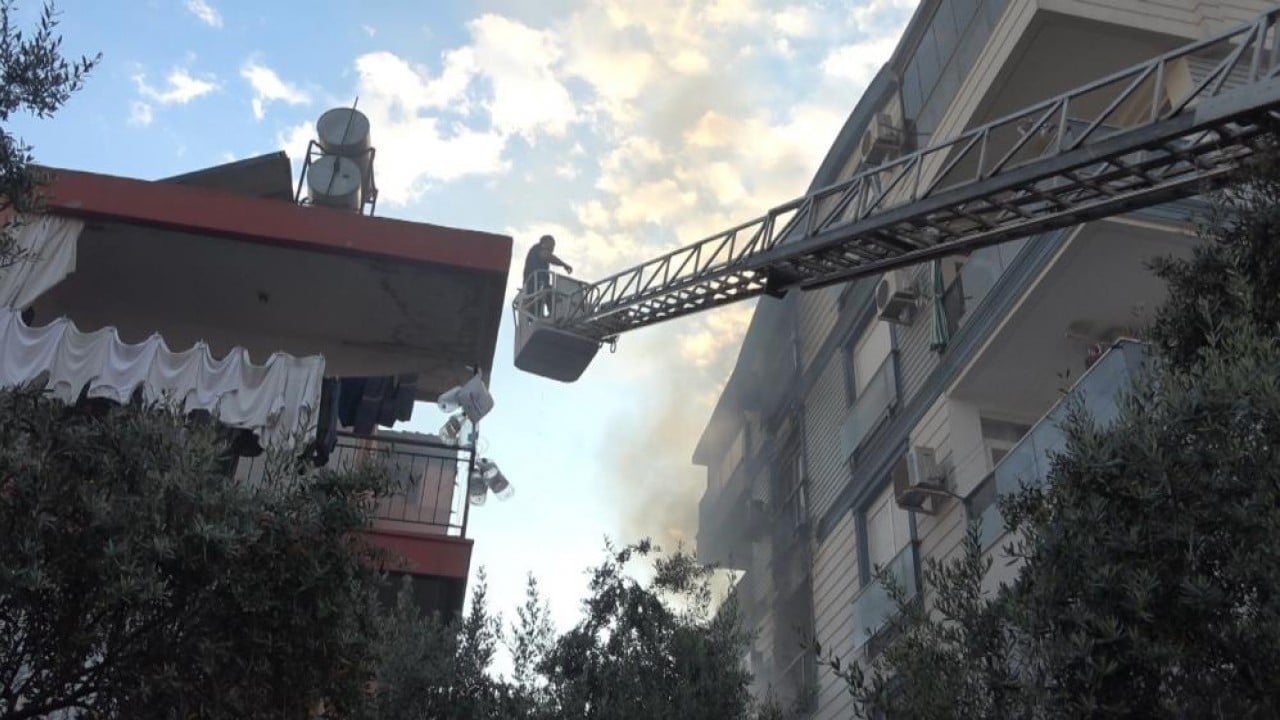 Foto - Böylesi daha önce yaşanmadı Kiraladığı vinçle karısını yangından kurtardı