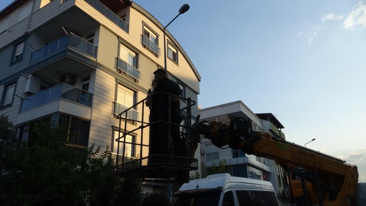 Foto - Böylesi daha önce yaşanmadı Kiraladığı vinçle karısını yangından kurtardı