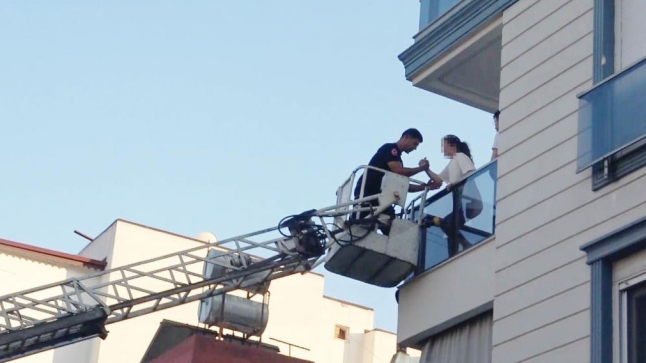 Foto - Böylesi daha önce yaşanmadı Kiraladığı vinçle karısını yangından kurtardı