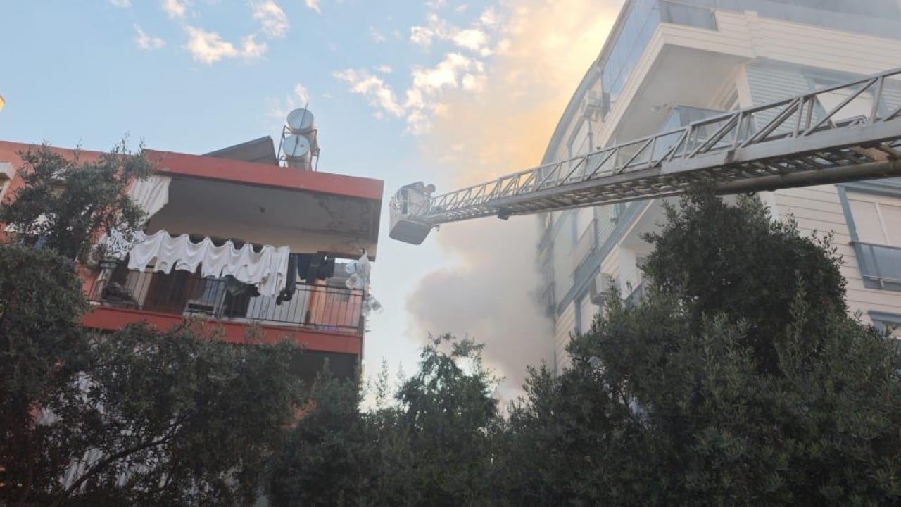 Foto - Böylesi daha önce yaşanmadı Kiraladığı vinçle karısını yangından kurtardı