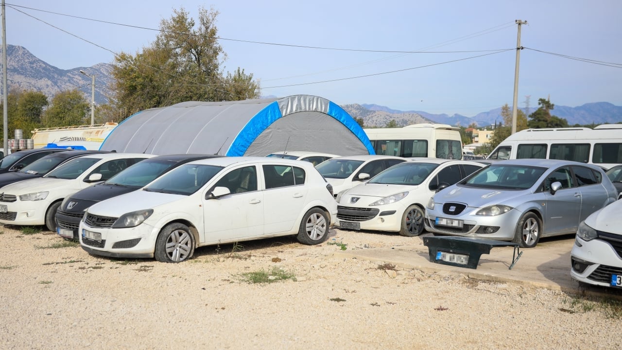 Foto - Böylesi görülmedi! Yediemin otoparkında 3 yıldır ‘zimmetli bagaj kapağı’ nöbeti