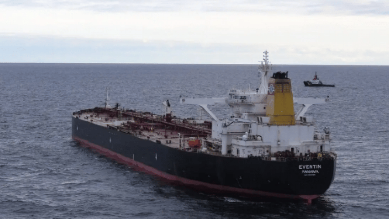 Foto - Bozcaada’da dev tanker karaya oturdu: Bölgeye ekipler sevk edildi!