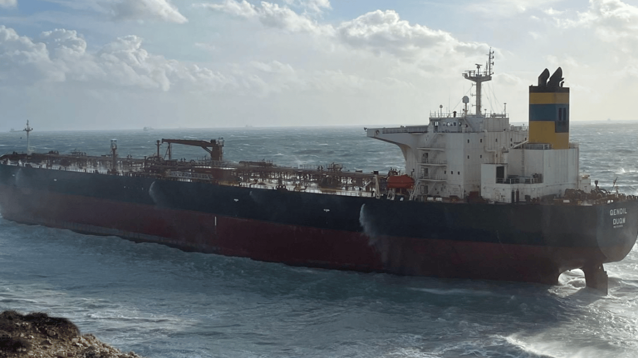 Bozcaada’da dev tanker karaya oturdu: Bölgeye ekipler sevk edildi!