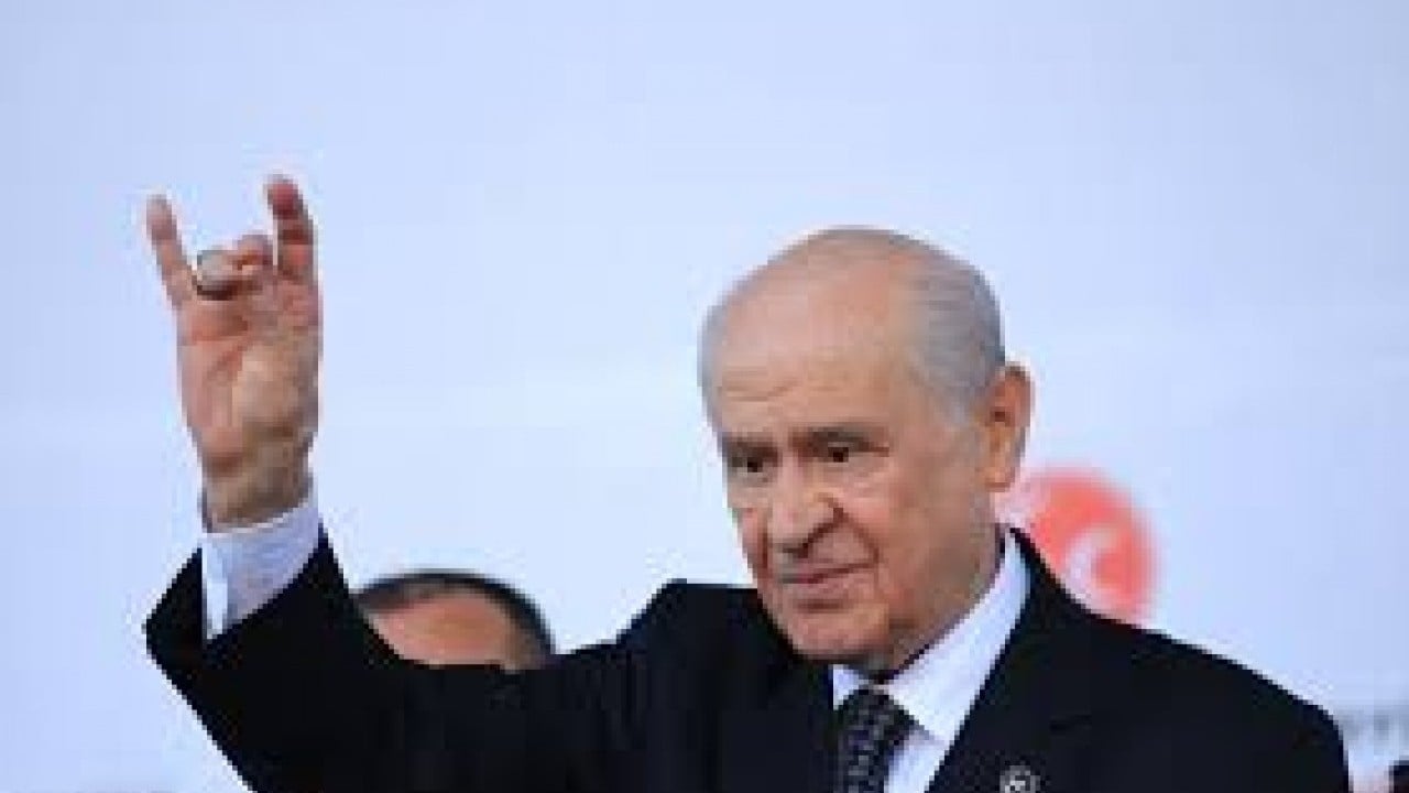 "Bozkurt olmuşsun!" Devlet Bahçeli’den ünlü oyuncuya sürpriz telefon ve gizemli tablo hediyesi