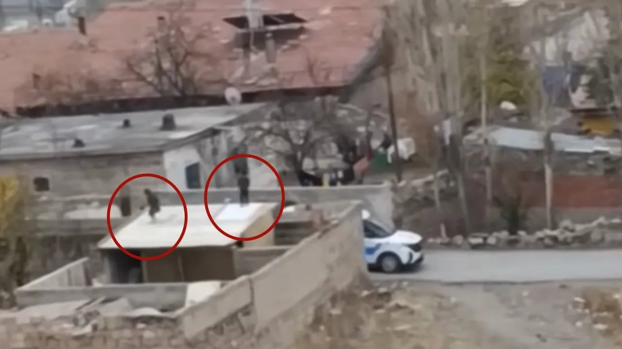 Bu aile, yoldan geçen herkesi şeytan taşlar gibi taşlıyor! Mahalleli sokağa çıkamaz hâle geldi