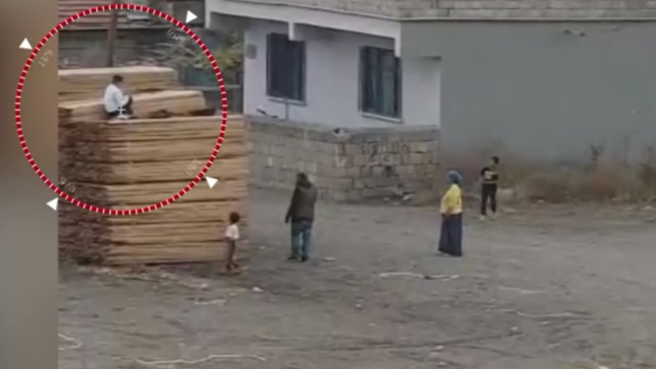 Foto - Bu aile, yoldan geçen herkesi şeytan taşlar gibi taşlıyor! Mahalleli sokağa çıkamaz hâle geldi