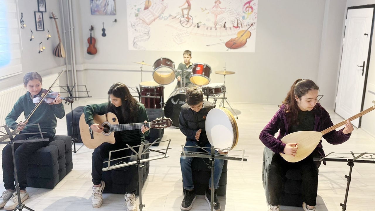 Foto - Bu bir ‘Vefa sadece İstanbul’da bir semtin adı değilmiş!’ haberidir: Kara yazımı başıma bağladım, gözyaşımı çocukların gülüşüne can suyu yaptım!