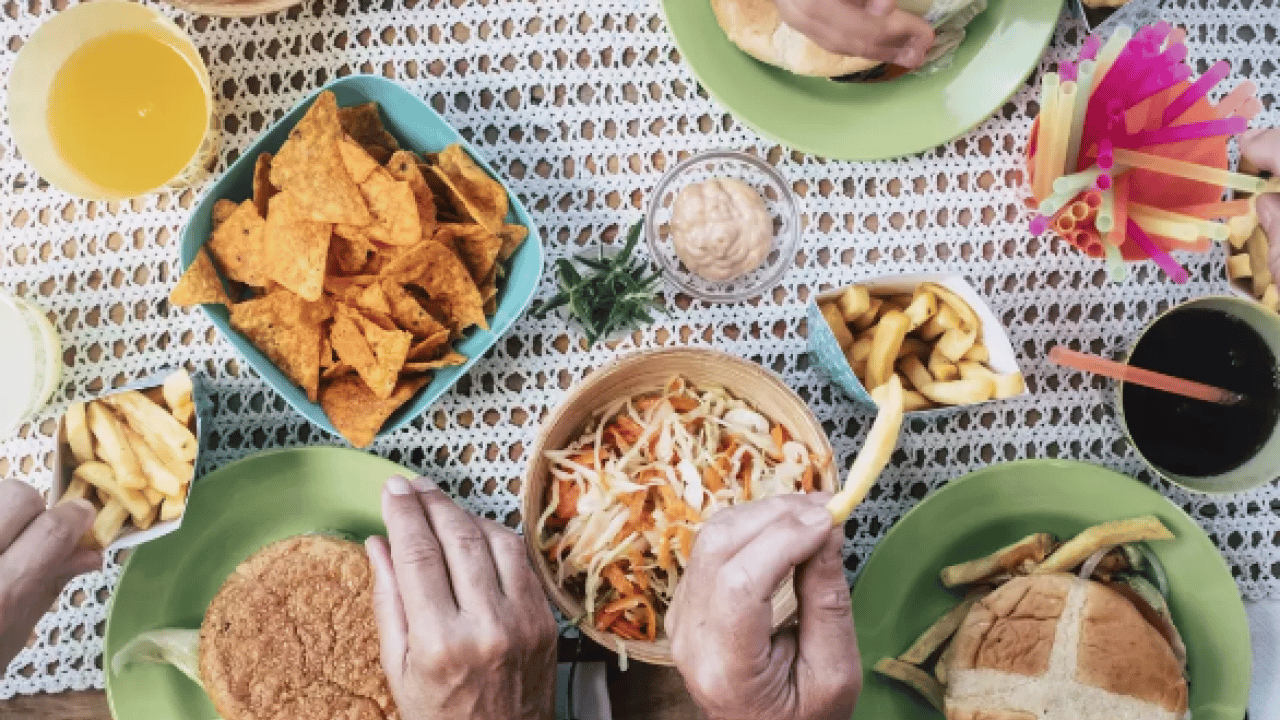 Bu çağrıya kulak verin artık: Hızlı yemek hazmı baltalıyor! Sindirim dostu tavsiyeler