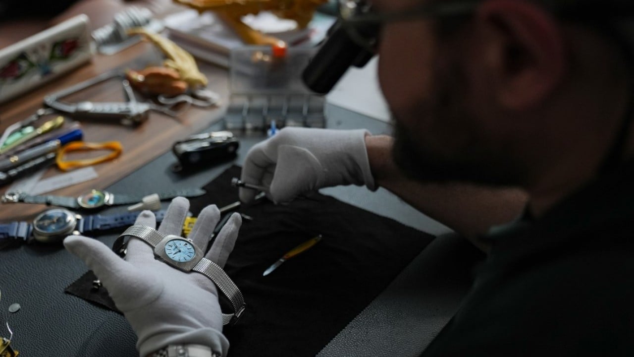 Foto - Bu doktor hassas ameliyatlara saat tamir ederek hazırlanıyor!