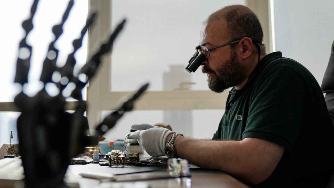 Foto - Bu doktor hassas ameliyatlara saat tamir ederek hazırlanıyor!