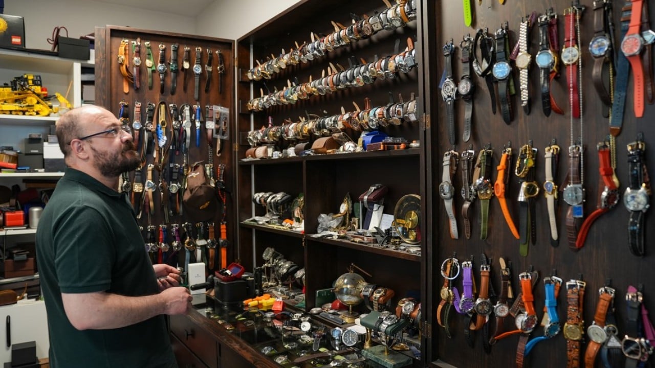 Foto - Bu doktor hassas ameliyatlara saat tamir ederek hazırlanıyor!