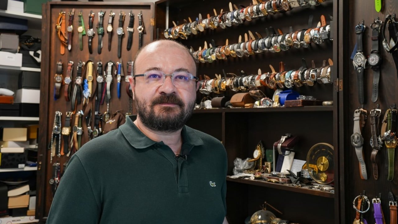 Foto - Bu doktor hassas ameliyatlara saat tamir ederek hazırlanıyor!