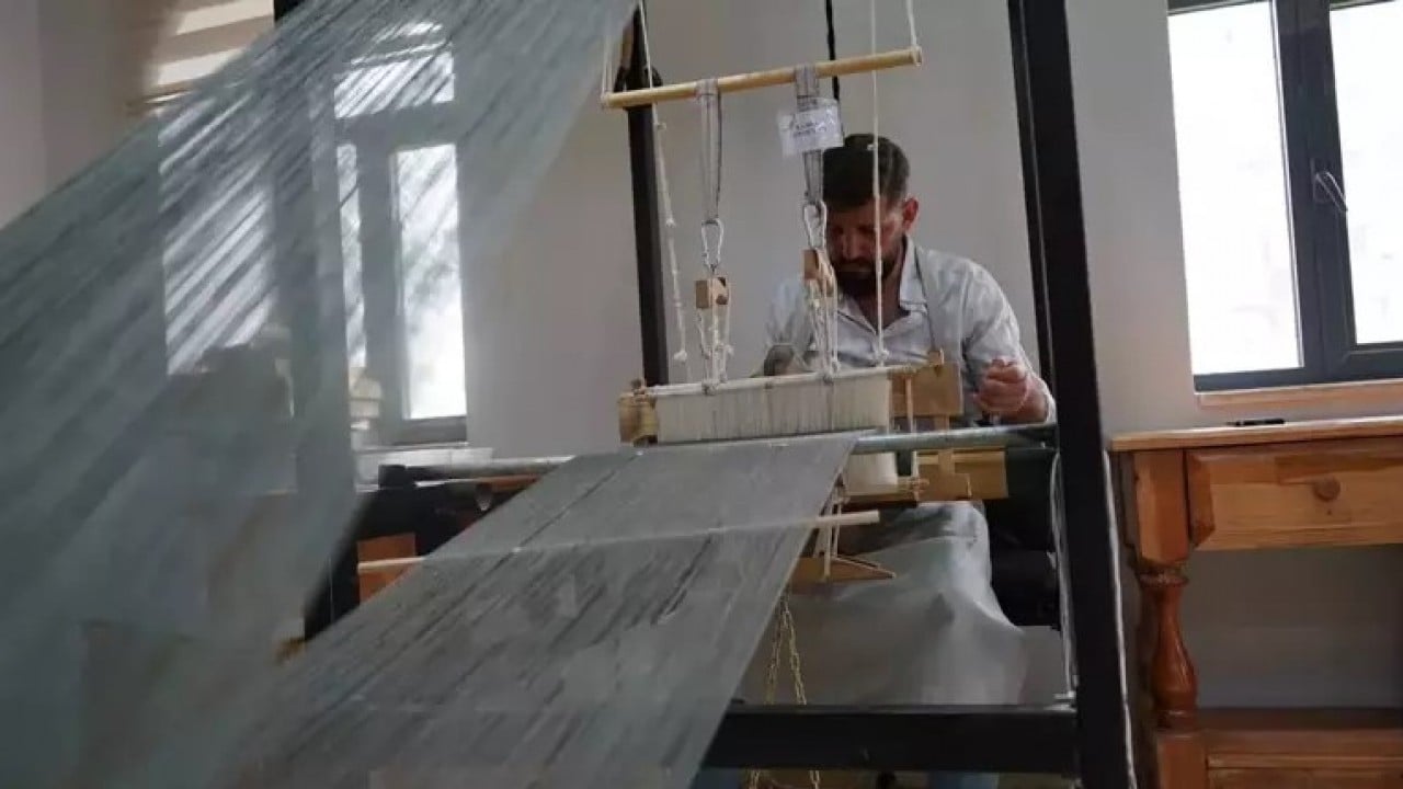 Foto - Bu gelenek Mezopotamya'nın köklü geçmişine uzanıyor! Şal-şepik kumaşını hazırlamak için 12 bin adım atıyorlar
