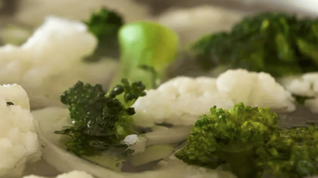 Bu hataya düşmeyin: Meğer yıllardır yanlış pişiriyormuşuz! Sebzelerin vitaminini öldüren...