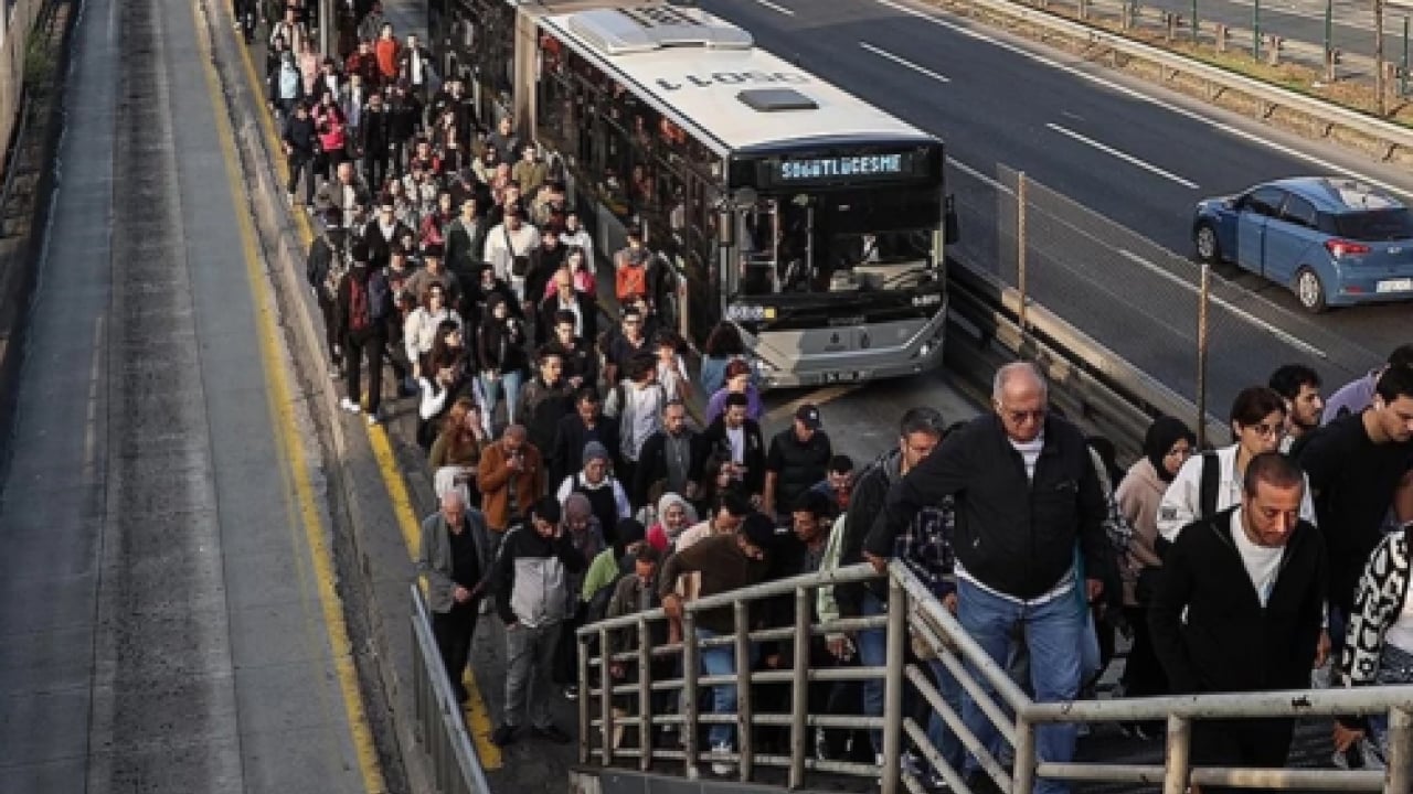 Foto - Bu iki meslek grubundaysanız dikkat! 2027'nin sonuna kadar toplu taşıma ücretsiz oldu