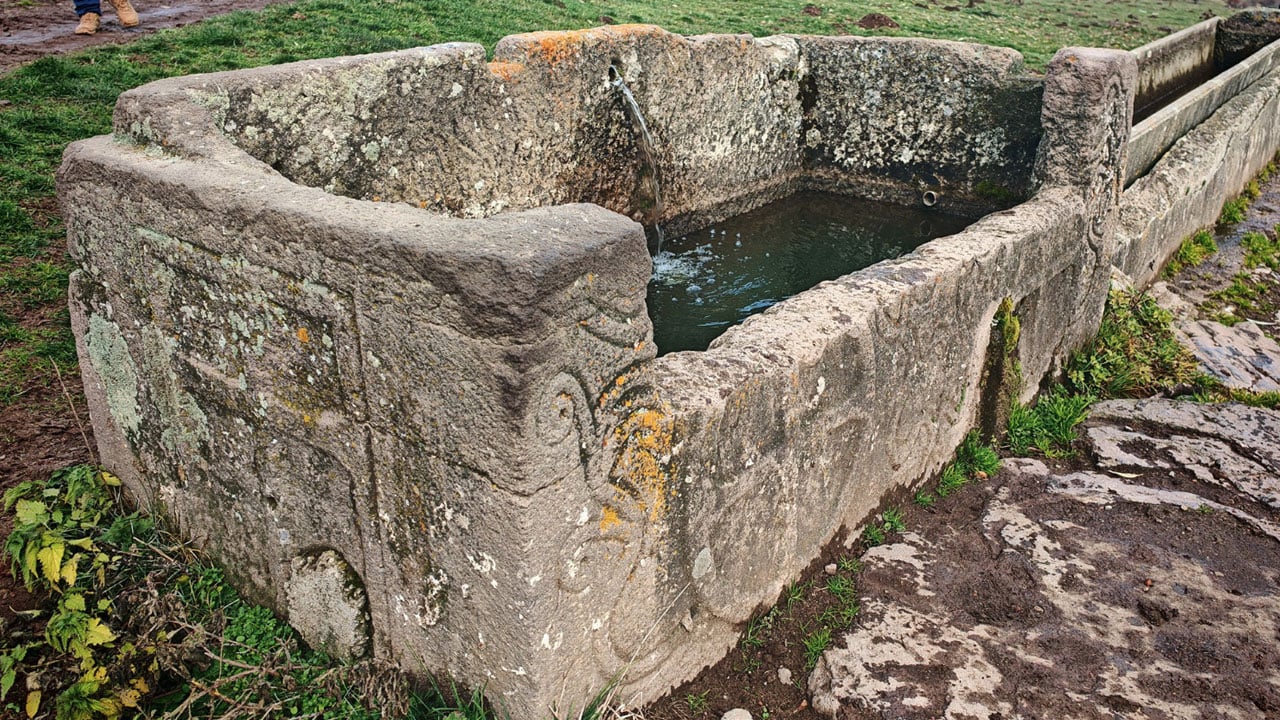 Bu kadarına da pes! Yüzyıllık lahdi böyle kesmişler