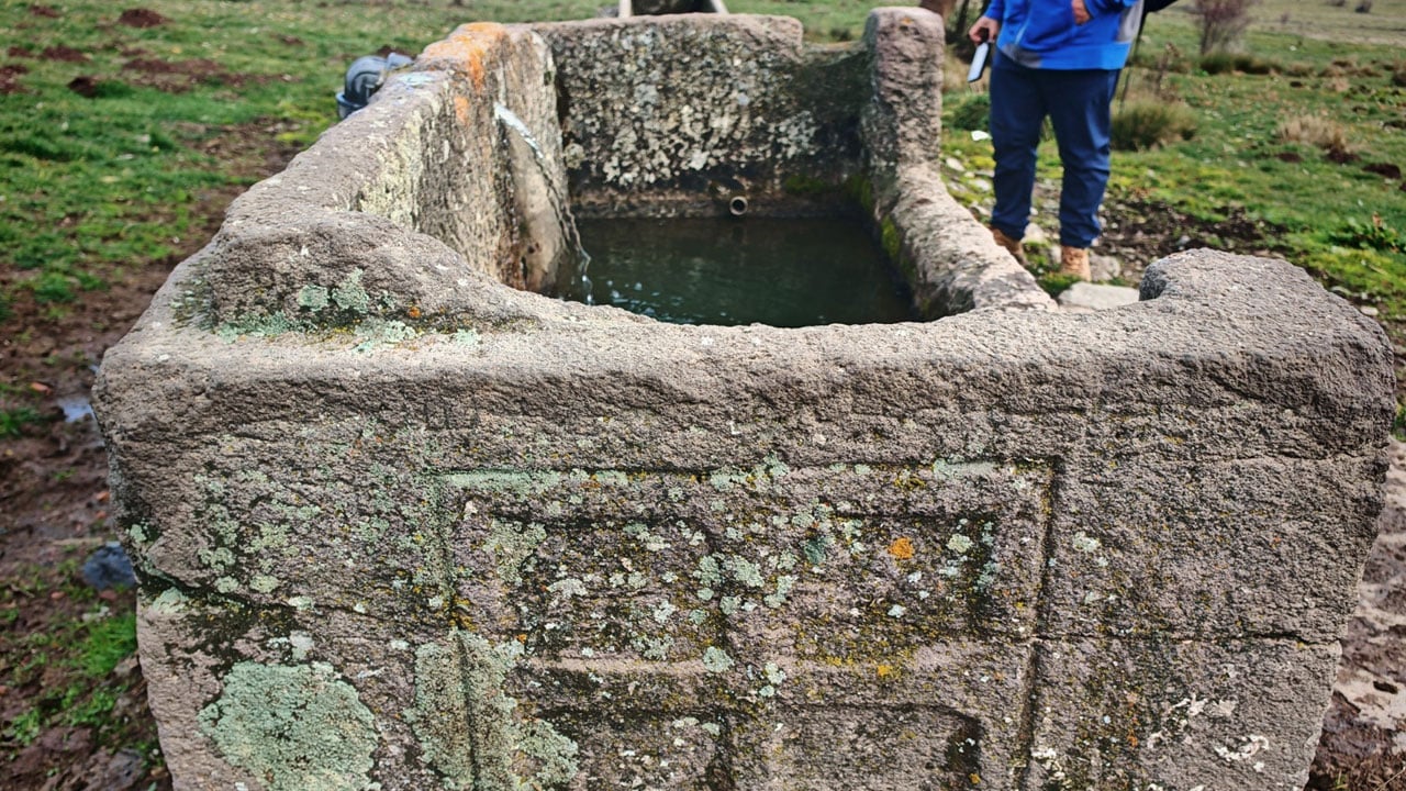 Foto - Bu kadarına da pes! Yüzyıllık lahdi böyle kesmişler