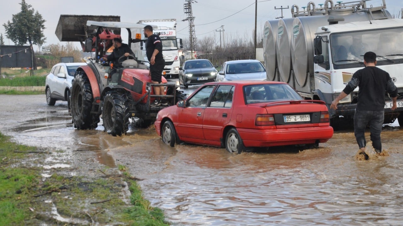 Foto - Bu kez Ankara değil! En ufak yağmurda tüm yollar sele döndü