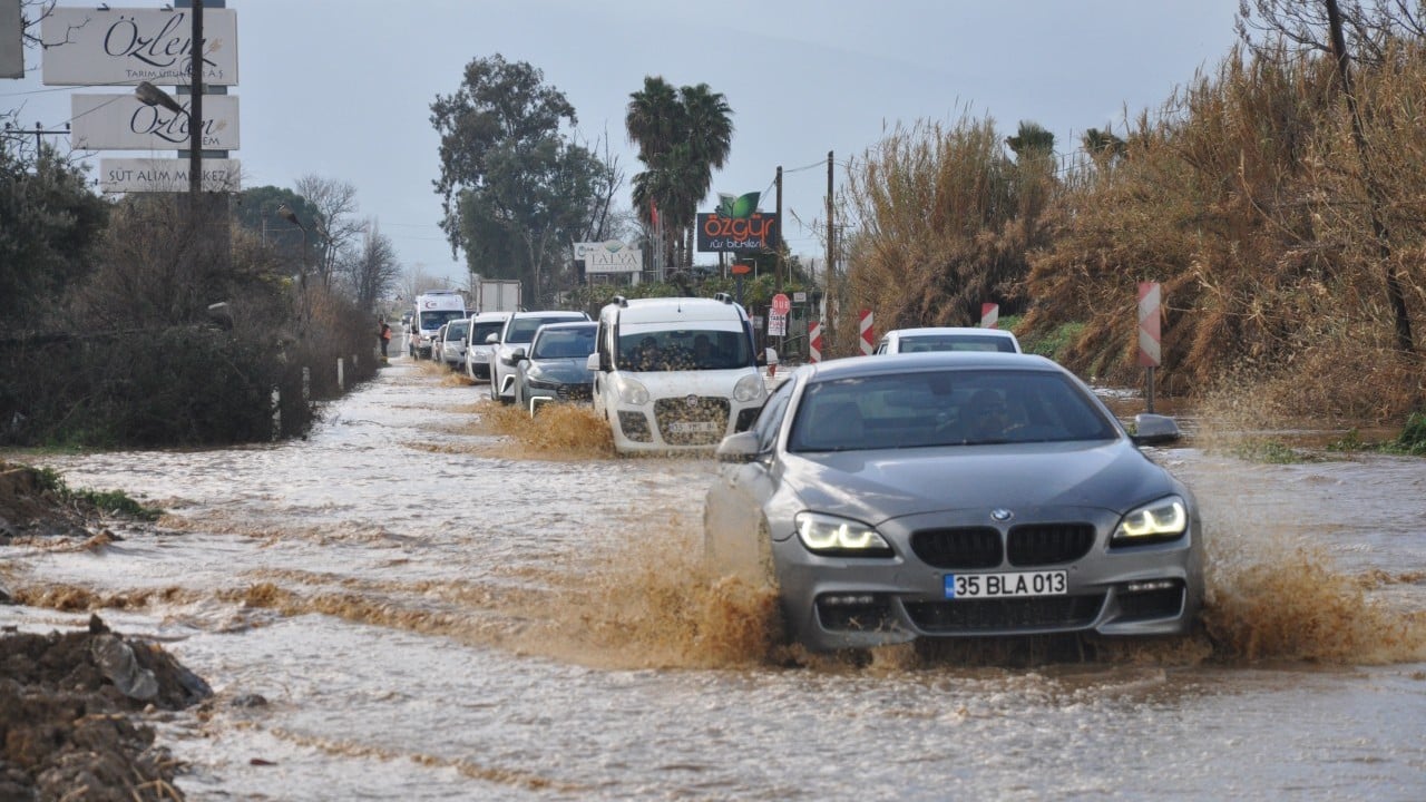 Foto - Bu kez Ankara değil! En ufak yağmurda tüm yollar sele döndü